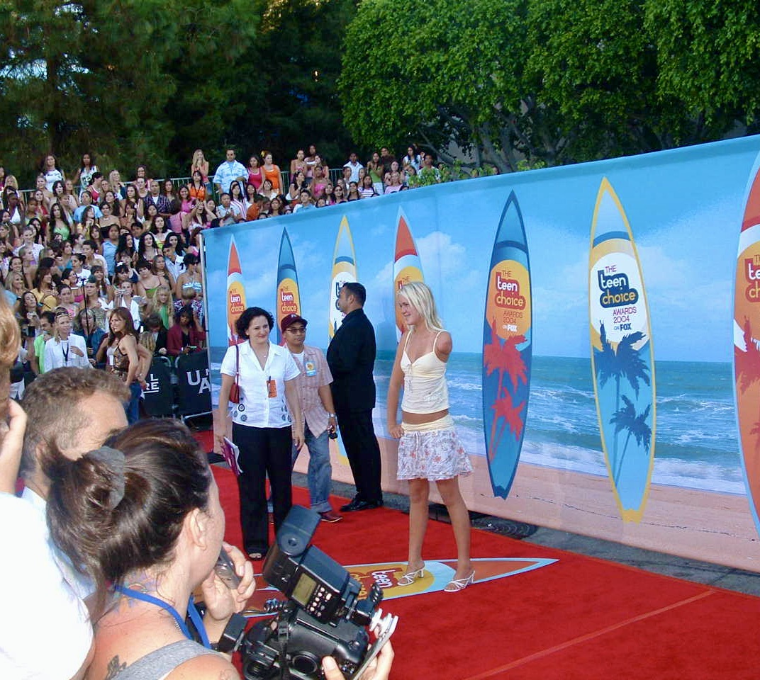 Teenage Bethany poses on the red carpet of the Teen Choice Awards